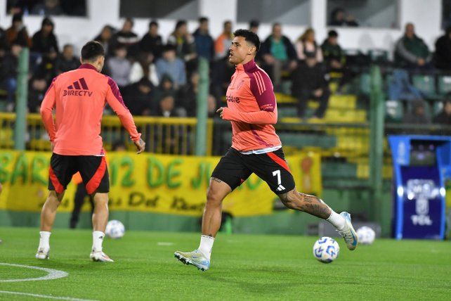 Bareiro titular en River ante Defensa.