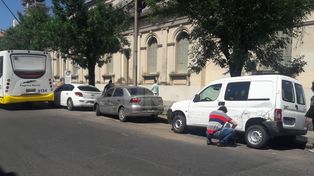 Un colectivo sin control chocó dos autos estacionados