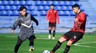 Lautaro Giannetti fue utilizado como segundo marcador central, en una línea de cuatro de Newells ante Vélez.