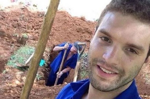 Un sepulturero hot las tiene muertas a todas