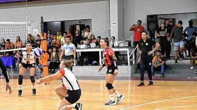 Sofía Meinardi oriunda de San Carlos Centro en plena acción ante el CEF 5 en La Rioja.