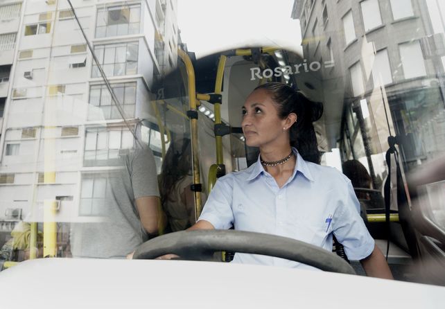 Rocío es una de las colectiveras que se incorporó en noviembre a la empresa Movi. Este martes conducía una unidad por el centro rosarino.