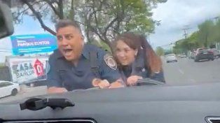 Córdoba: arrastraron a dos policías sobre el capot del auto