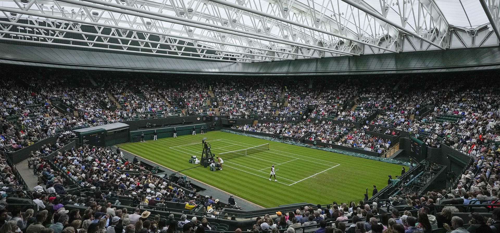 Coco Gauff de Estados Unidos juega contra Anca Todoni de Rumania bajo techo en la cancha uno el tercer día del campeonato de tenis de Wimbledon en Londres, el miércoles 3 de julio de 2024. (Foto AP/Mosa'ab Elshamy) Coco Gauff de Estados Unidos juega contra Anca Todoni de Rumania bajo techo en la cancha uno el tercer día del campeonato de tenis de Wimbledon en Londres, el miércoles 3 de julio de 2024. (Foto AP/Mosa'ab Elshamy)