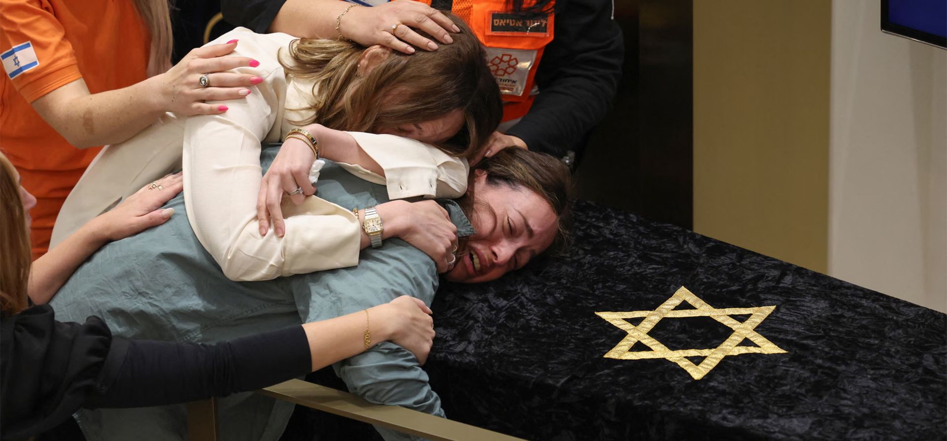 Miembros de la familia se inclinan sobre el ataúd de Eli Schlanger, un rabino que murió en el atentado terrorista de la playa de Bondi. El funeral de Schlanger tuvo lugar en la sinagoga Jabad de Bondi, Sídney, Australia. Fotografía: Hollie Adams/AFP/Getty Images Miembros de la familia se inclinan sobre el ataúd de Eli Schlanger, un rabino que murió en el atentado terrorista de la playa de Bondi. El funeral de Schlanger tuvo lugar en la sinagoga Jabad de Bondi, Sídney, Australia. Fotografía: Hollie Adams/AFP/Getty Images