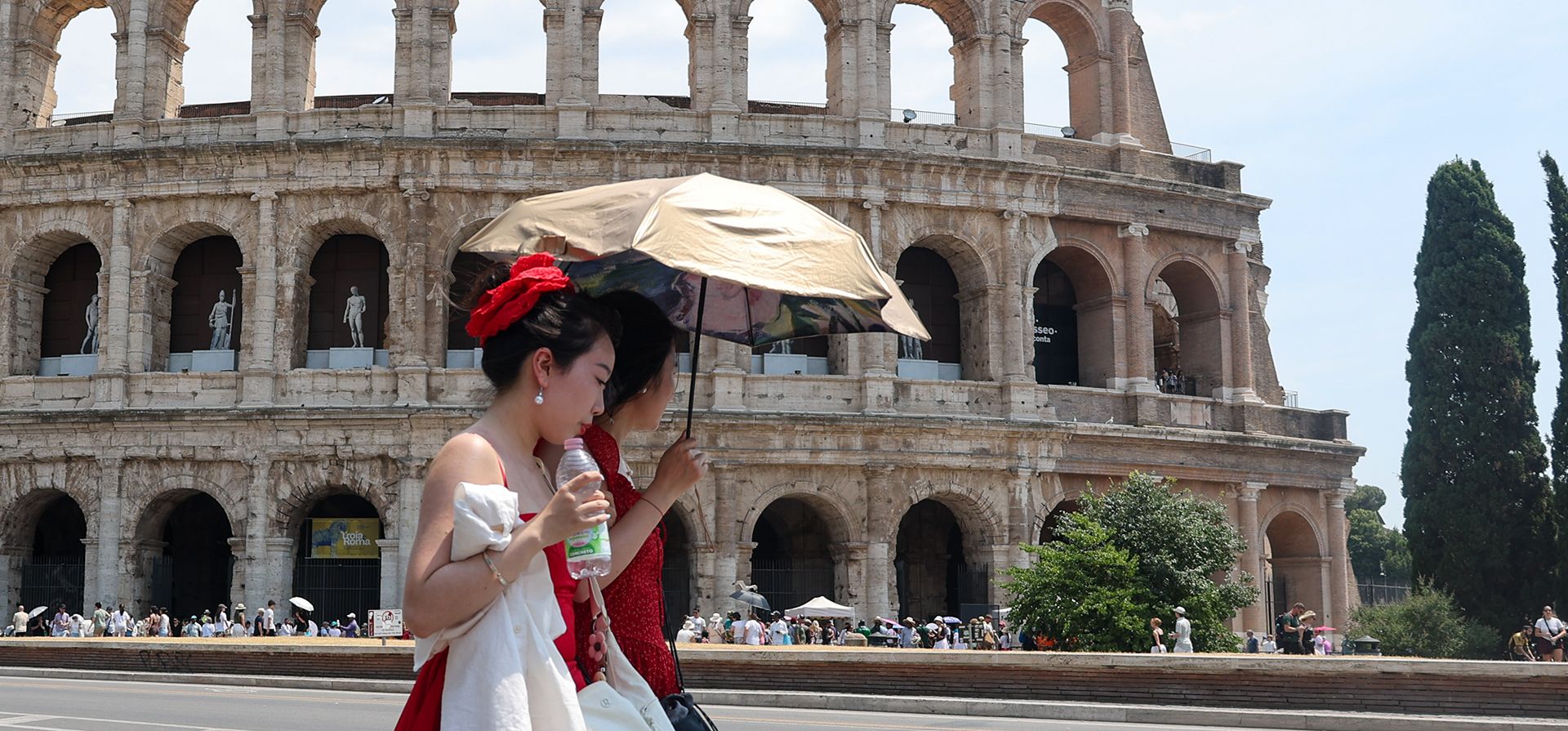 Turistas se resguardan del sol con sombrillas mientras pasean junto al Coliseo, en Roma, el lunes 29 de junio de 2026. (Benvenuti/LaPresse vía AP) Turistas se resguardan del sol con sombrillas mientras pasean junto al Coliseo, en Roma, el lunes 29 de junio de 2026. (Benvenuti/LaPresse vía AP)