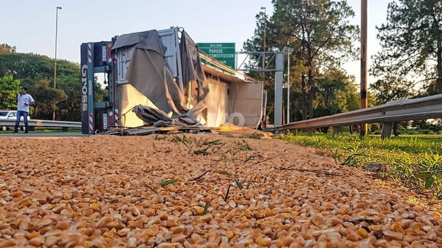 Un camión volcó el acoplado cargado de maíz que trasladaba a la provincia de Entre Ríos