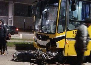 Murió un motociclista tras chocar de frente contra un colectivo en el norte de la ciudad