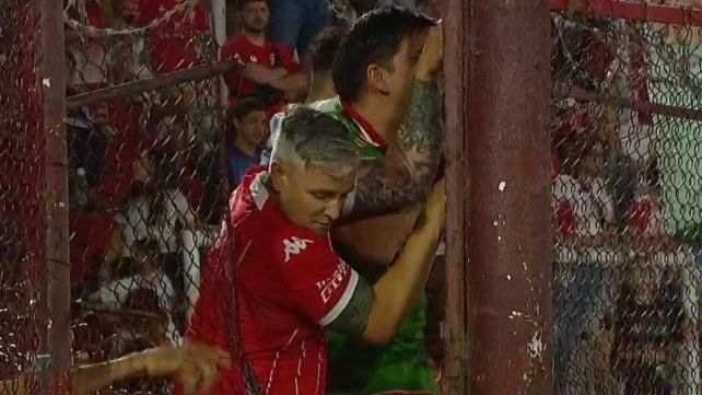 Los hinchas de Huracán se subieron al alambrado manifestando su enojo.