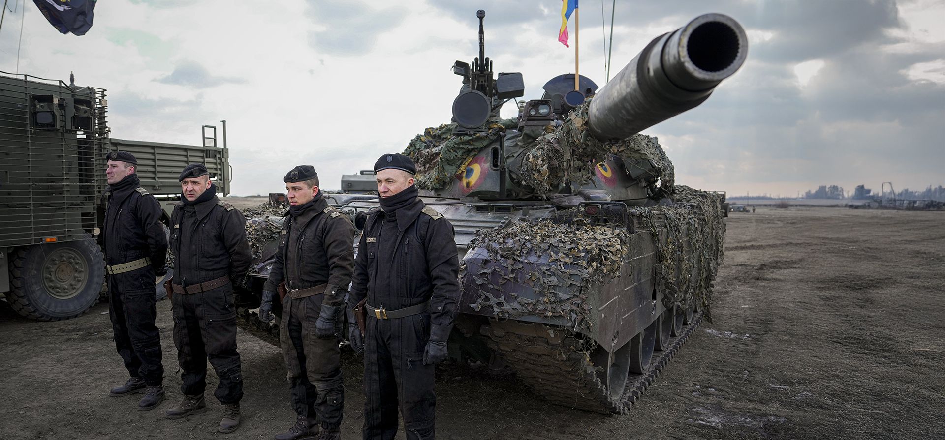 Soldados rumanos frente a un tanque al final del ejercicio Steadfast Dart 2025, en el que participan unos 10.000 soldados de tres países diferentes y de nueve naciones, y que representa la mayor operación de la OTAN planeada este año, en un campo de entrenamiento en Smardan, en el este de Rumania, el miércoles 19 de febrero de 2025. (Foto AP/Vadim Ghirda) Soldados rumanos frente a un tanque al final del ejercicio Steadfast Dart 2025, en el que participan unos 10.000 soldados de tres países diferentes y de nueve naciones, y que representa la mayor operación de la OTAN planeada este año, en un campo de entrenamiento en Smardan, en el este de Rumania, el miércoles 19 de febrero de 2025. (Foto AP/Vadim Ghirda)