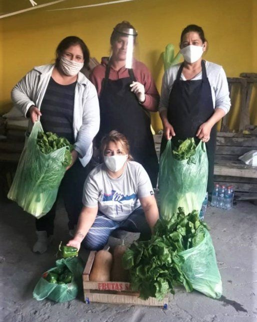 Voluntarios de De la Huerta a la Olla, con los bolsones de alimentos agroecológicos que entregan a los comedores de Rosario.