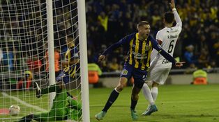 Agustín Módica festeja uno de los dos goles que le hizo en Central contra Caracas en la Copa Libertadores 2024.