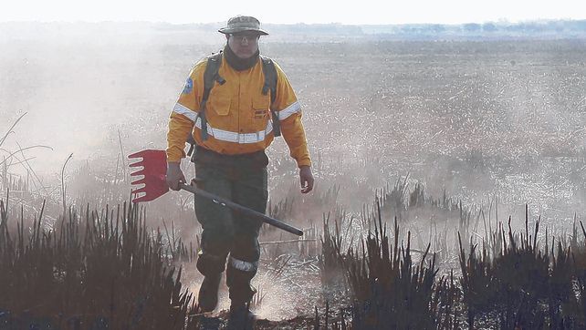 Problema cr&oacute;nico. Los brigadistas arriesgan a diario su vida en las islas para apagar los incendios intencionales de los pastizales.