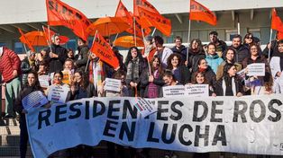 Profesionales nucleados en Siprus realizaron una manifestación frente al Hospital del Centenario.