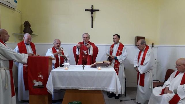 Con esmero acompañan a los sacerdotes que están en el atardecer de la vida