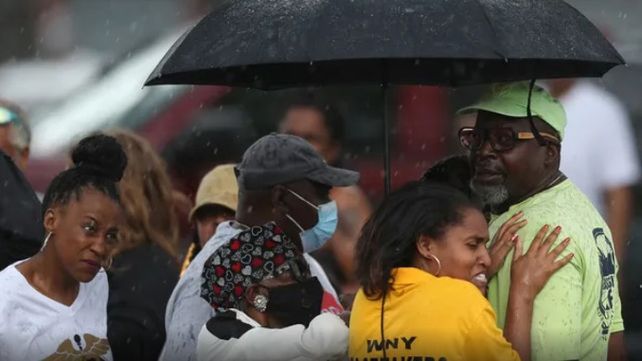Familiares de las v&iacute;ctimas del ataque racista en un supermercado en Buffalo, Estados Unidos.