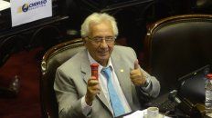 Buzón en mano. Recalde dijo que la gestión macrista no tiene un plan de gobierno sino un plan de negocios. Buzón en mano. Recalde dijo que la gestión macrista no tiene un plan de gobierno sino un plan de negocios.