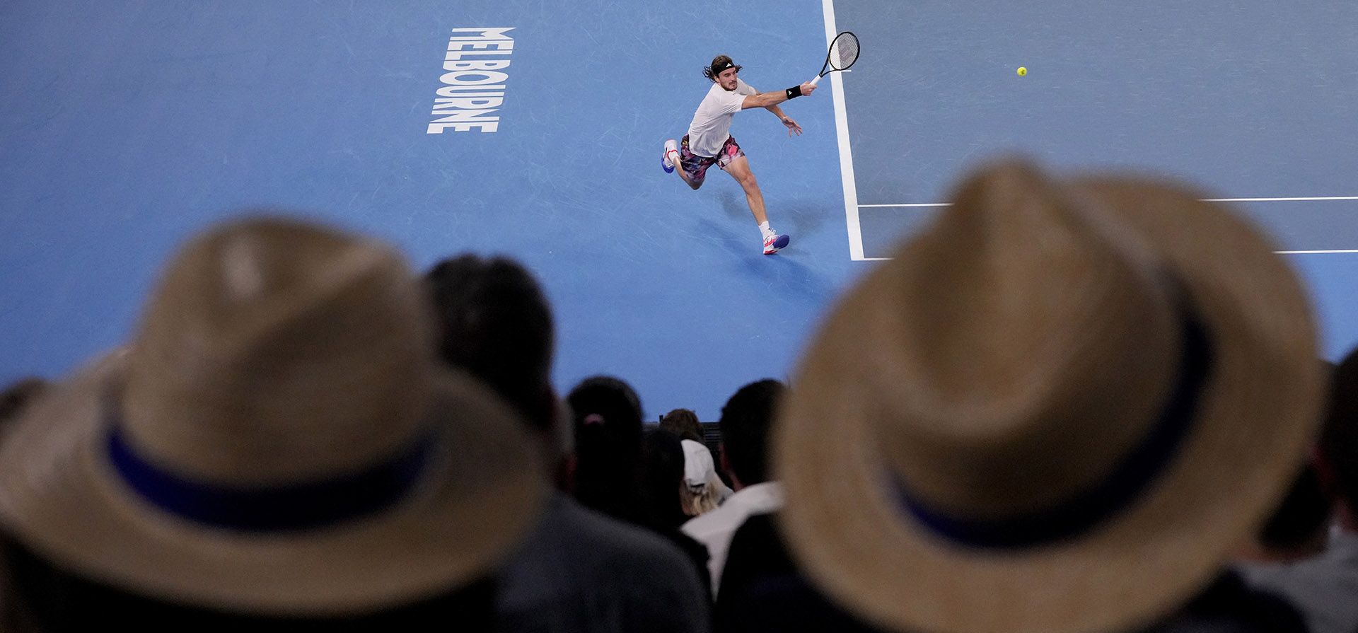 Stefanos Tsitsipas de Grecia juega una devolución de derecha a Jiri Lehecka de la República Checa durante su partido de cuartos de final en el campeonato de tenis del Abierto de Australia en Melbourne, Australia, el martes 24 de enero de 2023. (Foto AP/Dita Alangkara)