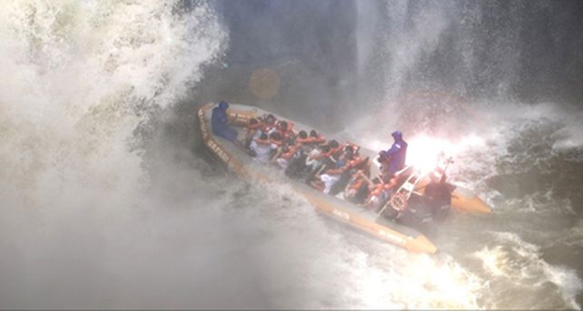 Dos turistas muertos y dos desaparecidos al naufragar una lancha en Cataratas del Iguaz&uacute;