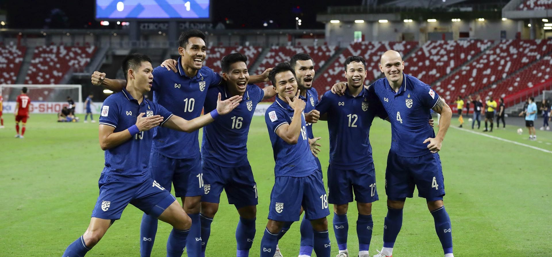 Chanathip Songkrasin de Tailandia, centro, celebra con sus compañeros de equipo después de anotar el primer gol durante el partido de ida de la semifinal de la Copa AFF Suzuki 2020 entre Vietnam y Tailandia en Singapur, el jueves 23 de diciembre de 2021. Foto: AP