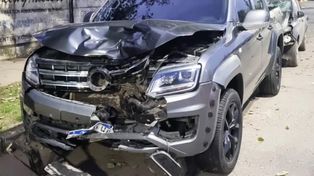 La camioneta VW Amarok muestra las huellas de la violencia del choque contra la moto que conducía Roció Benítez.