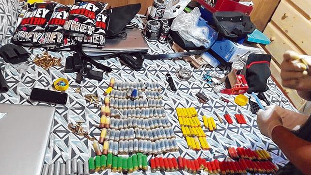 Municiones y armas. Parte de lo decomisado en uno de los domicilios allanados en la capital provincial.