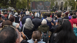 Manifestantes siguen el debate en Diputados sobre el proyecto de ley para declarar la emergencia en discapacidad.