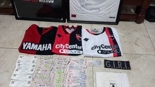 Allanamientos a la barra de Newells: tres detenidos, secuestro de entradas y un dibujo conocido
