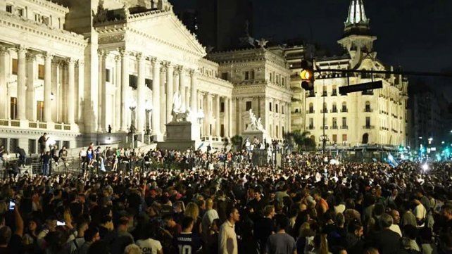 Miles de personas salieron a repudiar el DNU de Javier Milei que derogó más de 300 leyes. Además de los cacerolazos