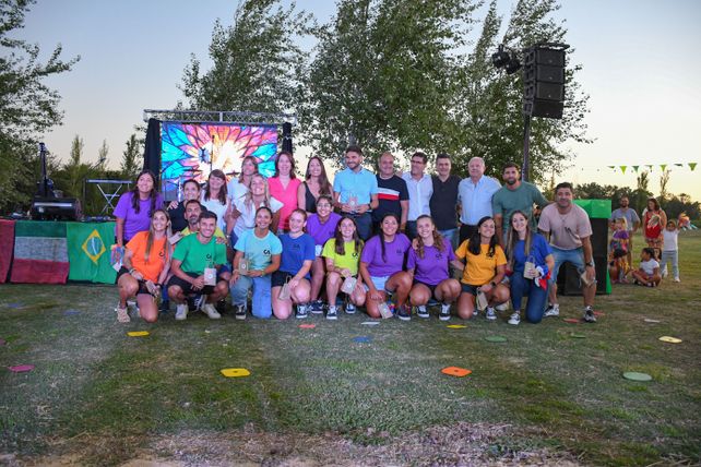 El cuerpo de profesores de la colonia junto a autoridades provinciales y comunales.