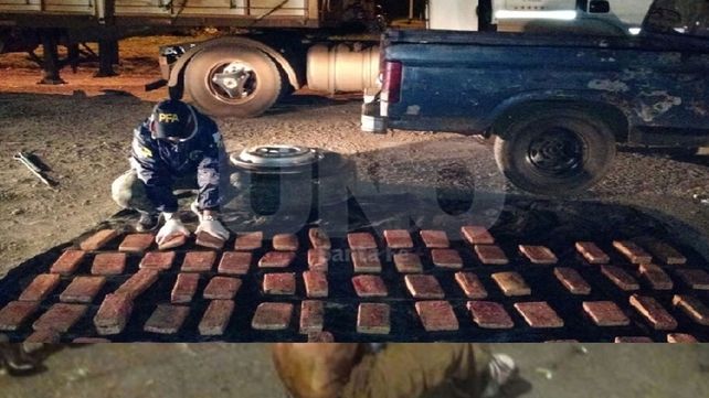 Cayeron cuatro narcos que transportaban marihuana en cubiertas de camiones