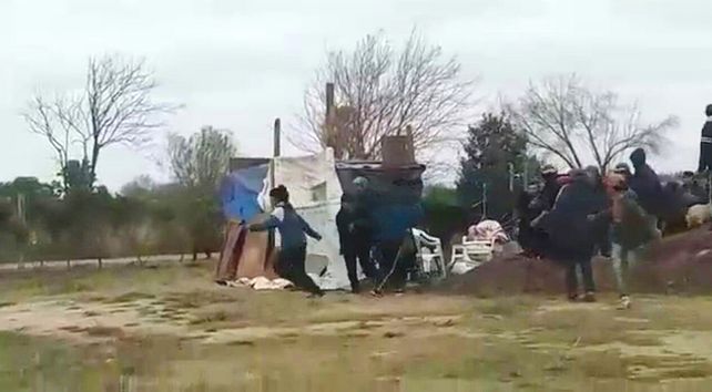 Un grupo de unas treinta personas se instaló anoche enn un terreno de Timbúes. Hoy a las 11 fueron desalojados por personal policial.