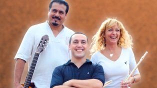 Mariel Campana y Fabián Tabare, integrantes de Dúo Amarcanto: . Los acompaña en percusión, Sebastián Posella en percusión.