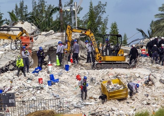 Miami se prepara para Elsa mientras sigue buscando víctimas del derrumbe