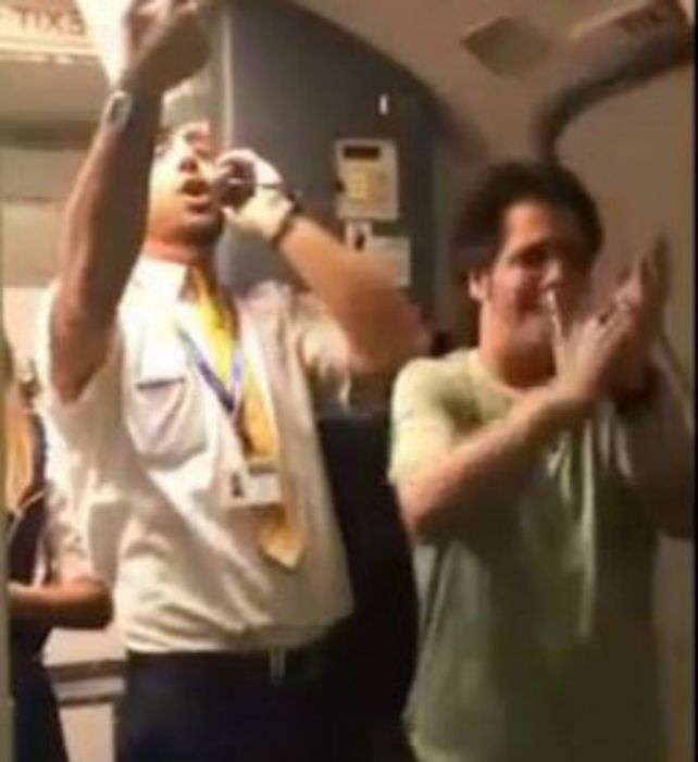 Sigue la saga de Despacito con un azafato que cautivó a los pasajeros y arrasa en Facebook