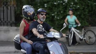 Para evitar riesgos con la moto, es importante mantener atención en la indumentaria y los demás vehículos.