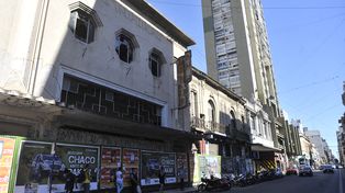 El edificio del ex cine Imperial, en Corrientes al 400, luce hoy abandonado.