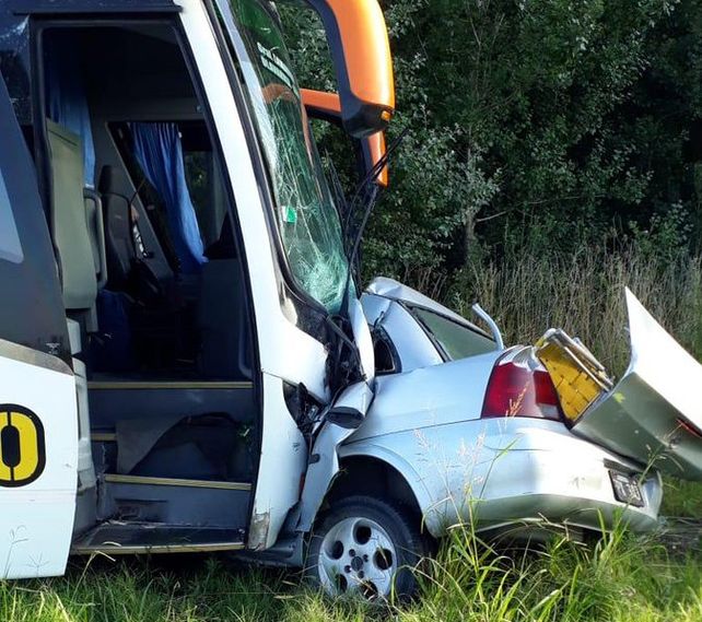 Un hombre murió en un choque entre un auto y un colectivo