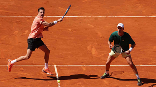 Zeballos mantiene la vista adelante y Granollers prepara el golpe. La pareja avanzó en el torneo de tenis de Roland Garros.