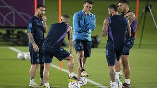 De izquierda a derecha: Lionel Messi, Alejandro Gómez, el entrenador Lionel Scaloni, Rodrigo De Paul y Leandro Paredes hablan durante el entrenamiento oficial de Argentina en la víspera del partido de la Copa Mundial de fútbol del grupo C entre Argentina y México, en Doha, Qatar, el viernes 25 de noviembre de 2022. Foto: AP/Jorge Sáen)