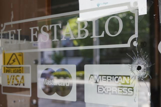 El frente del restaurante El Establo quedó perforado por los tres balazos que un hombre disparó la noche del domingo.&nbsp;