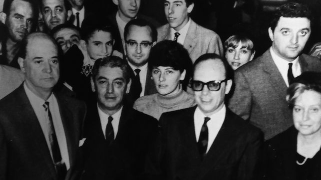 El actor Luis Sandrini y el director Carlos Rinaldi en una avant premiere en Rosario. En el vértice superior derecho aparece Antonio Anesini, adinistrador del cine Broadway.   