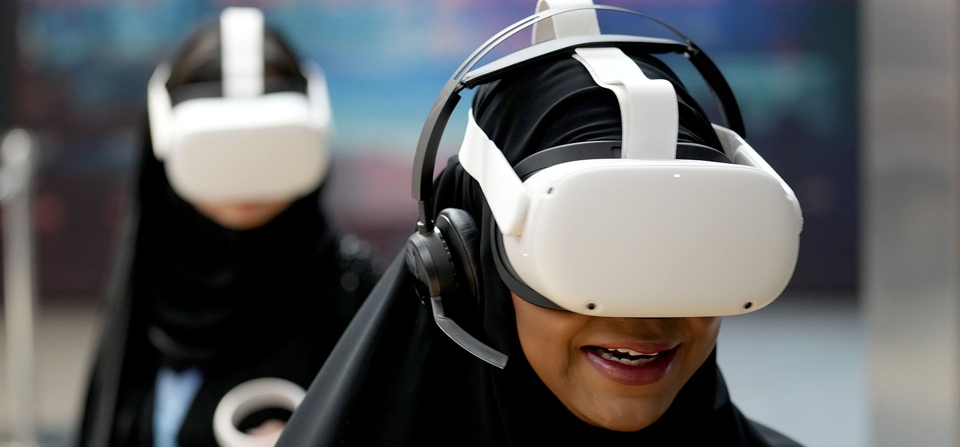 Mujeres experimentan gafas de realidad virtual VR durante la Asamblea del Metaverso de Dubái en las Torres Emirates, en Dubái, Emiratos Árabes Unidos, el miércoles 28 de septiembre de 2022. Con la tecnología Metaverso, Dubái espera atraer alrededor de 1000 empresas de tecnología para apoyar a 40,000 empleos virtuales y agregar 40 mil millones de dólares al PIB de Dubai para el año 2030.