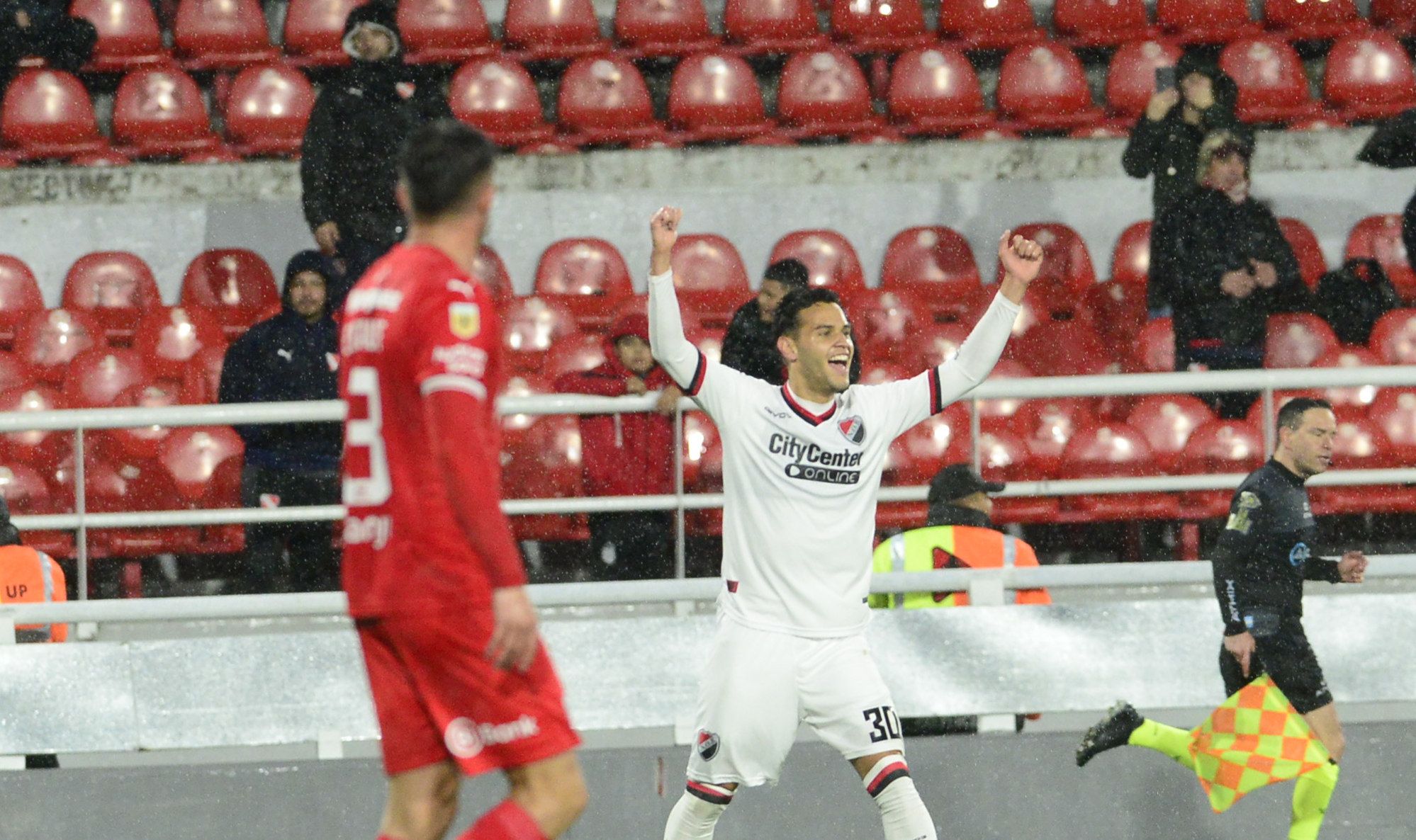 Ferreira. El mediocampista siempre se mostró en las acciones ofensivas.&nbsp;