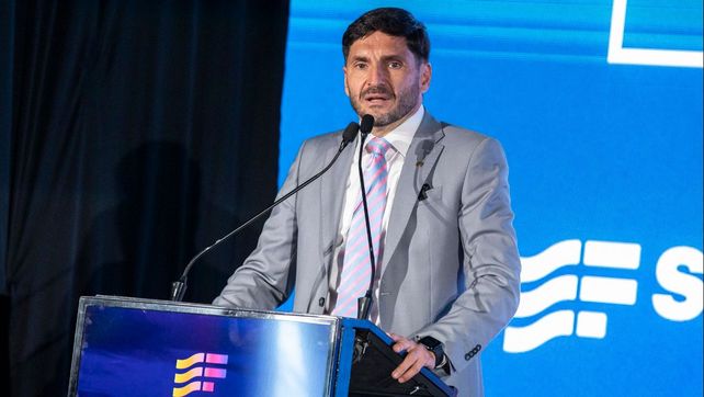 El gobernador Maximiliano Pullaro encabezó la apertura del Santa Fe Business Forum en La Fluvial y nacionalizó su discurso.&nbsp; 