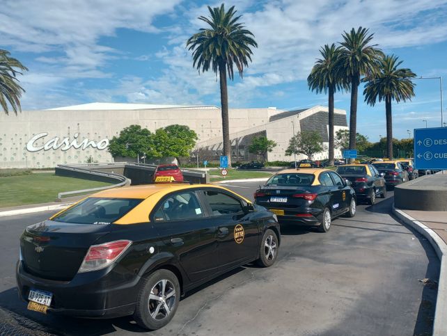 Taxistas y remiseros se unen para pedir a las autoridades que incauten los autos de la aplicación Uber.