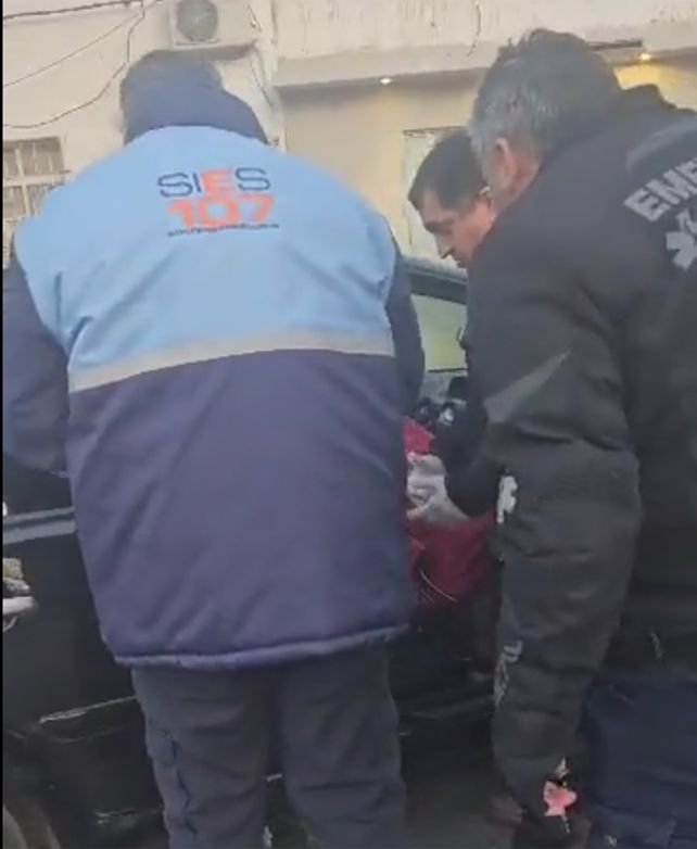 La mujer fue asistida frente a la Dirección de Tránsito. Todo salió bien. Mamá y bebé están ahora en la Maternidad Martin.&nbsp;