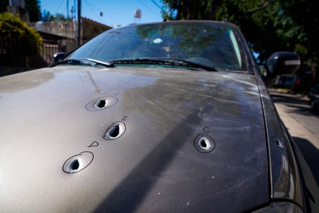 El vehículo acribillado en zona norte