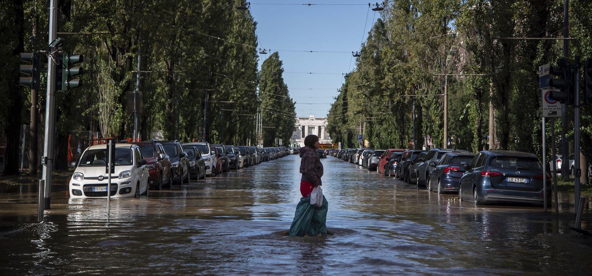 Una mujer cruza una calle inundada después de lluvias torrenciales en Milán, Italia, el martes 31 de octubre de 2023 (Claudio Furlan/LaPresse vía AP) Una mujer cruza una calle inundada después de lluvias torrenciales en Milán, Italia, el martes 31 de octubre de 2023 (Claudio Furlan/LaPresse vía AP)