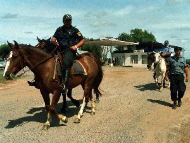 Enero de 2002. Policías rosarinos hacen rondines de seguridad en la estación de servicios donde fue asesinado José Enrique Manccini.
